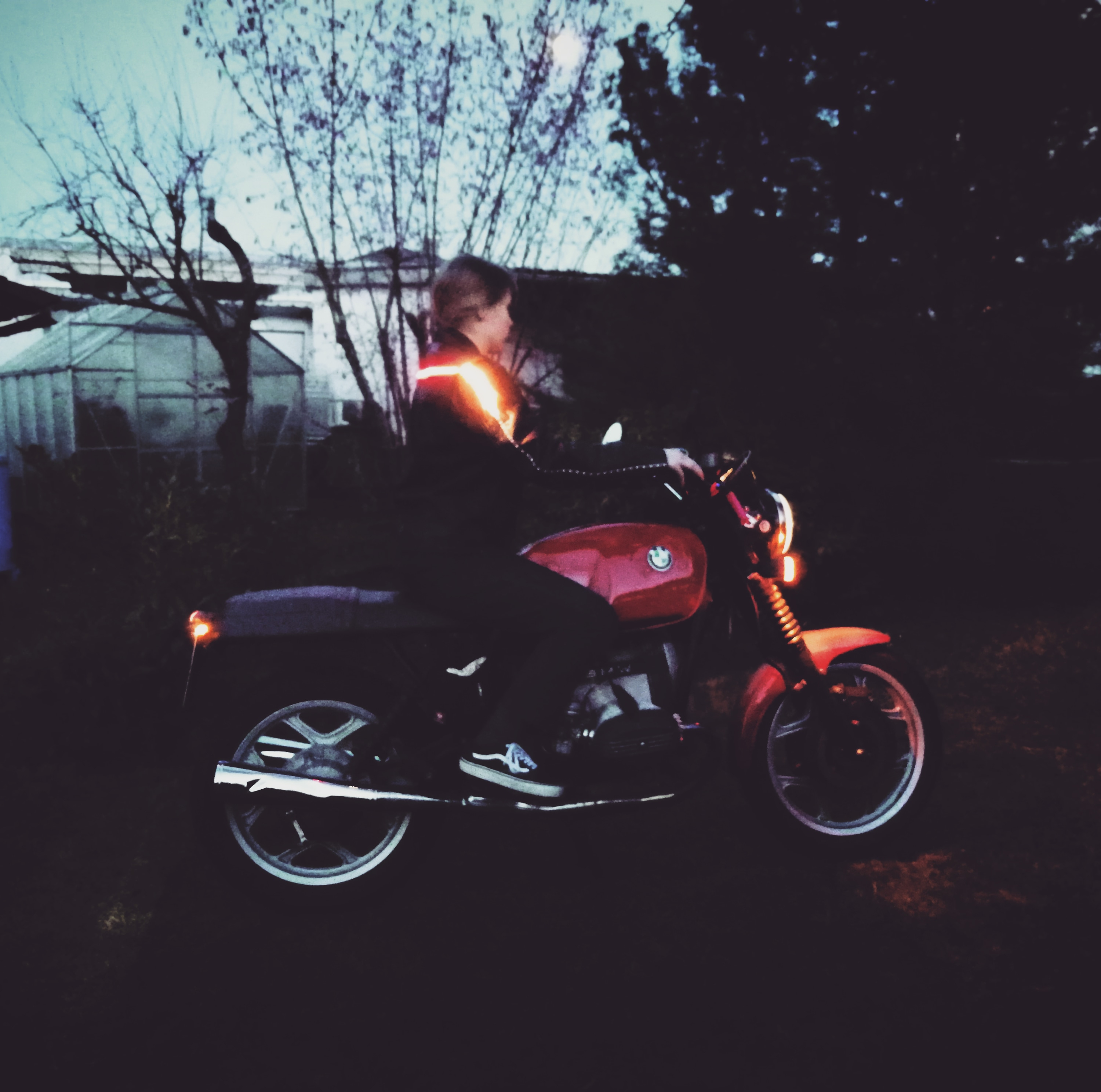 Foto der blinkenden Jacke und Motorrad von der Seite.